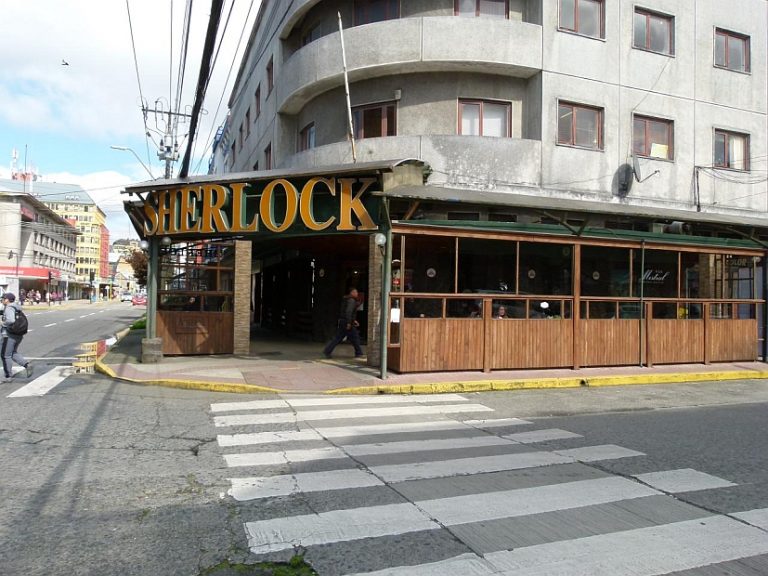 Delincuente roba licores y efectivo en el café Sherlock de