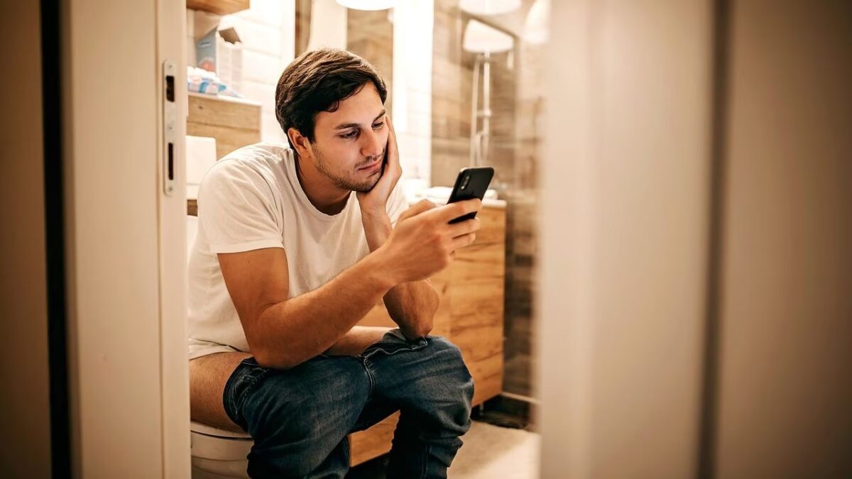 Usar teléfono en el baño