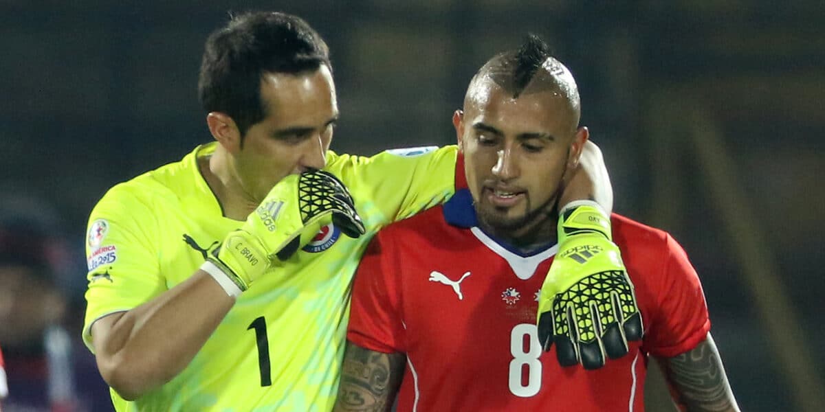 Arturo Vidal se despide de Claudio Bravo.