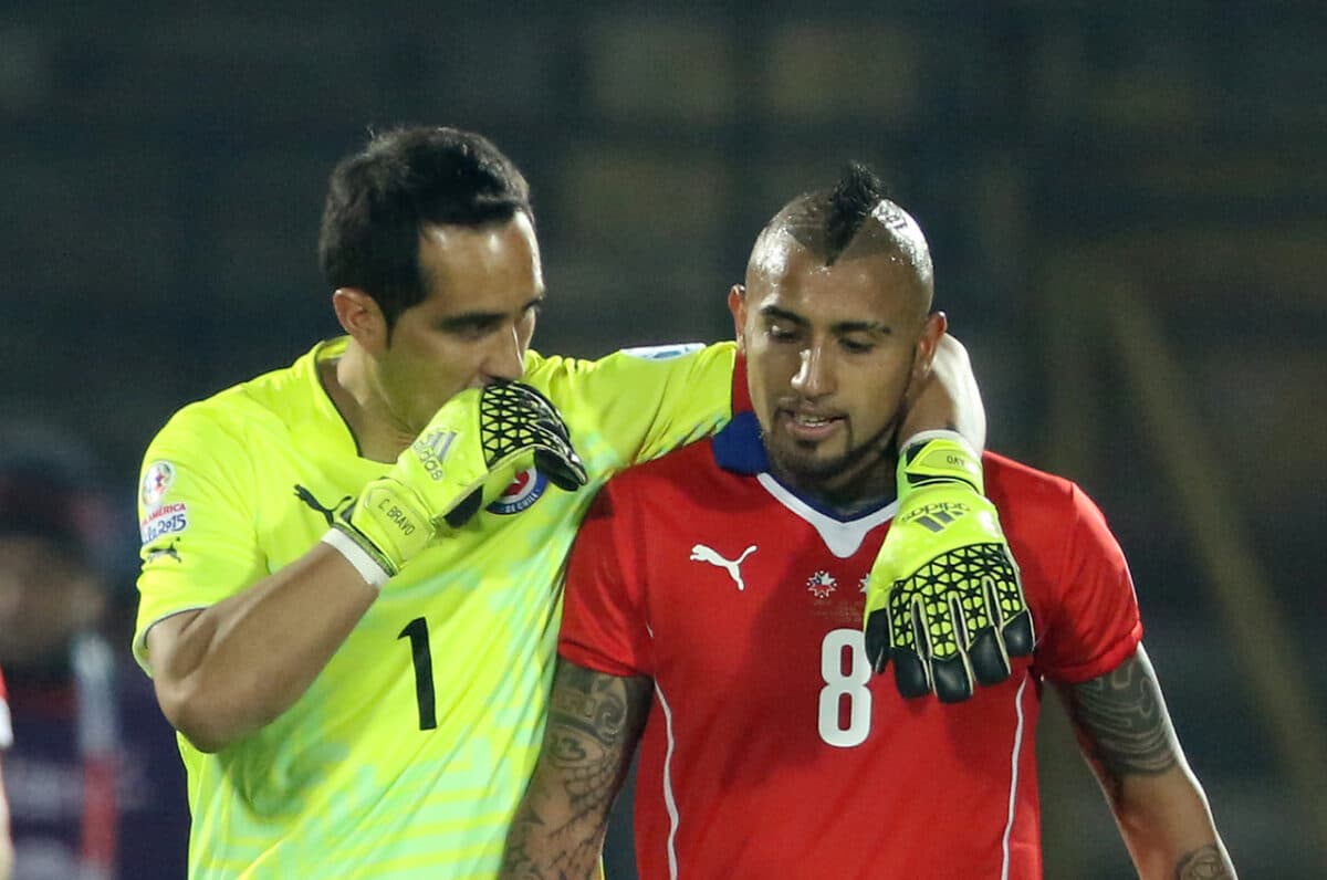 Arturo Vidal se despide de Claudio Bravo.