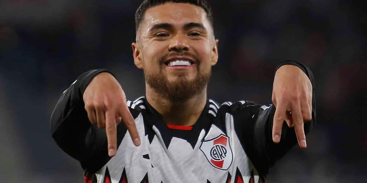 Paulo Díaz causa furor en Argentina con su espectacular gol