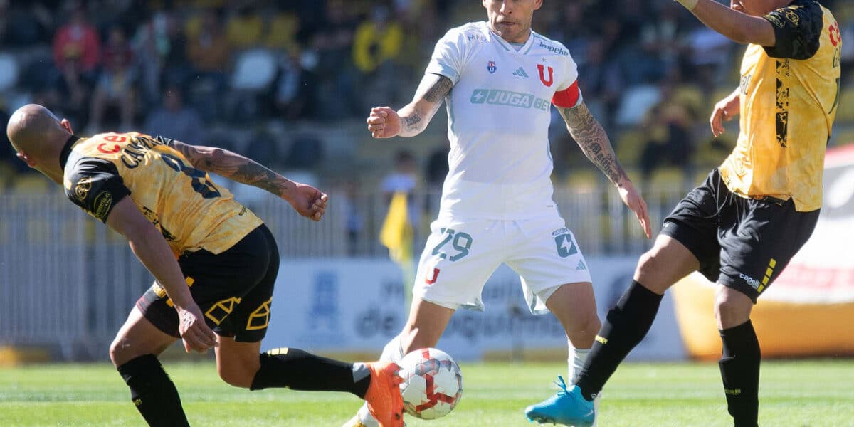 Hinchas critican a jugador de la Universidad de Chile.