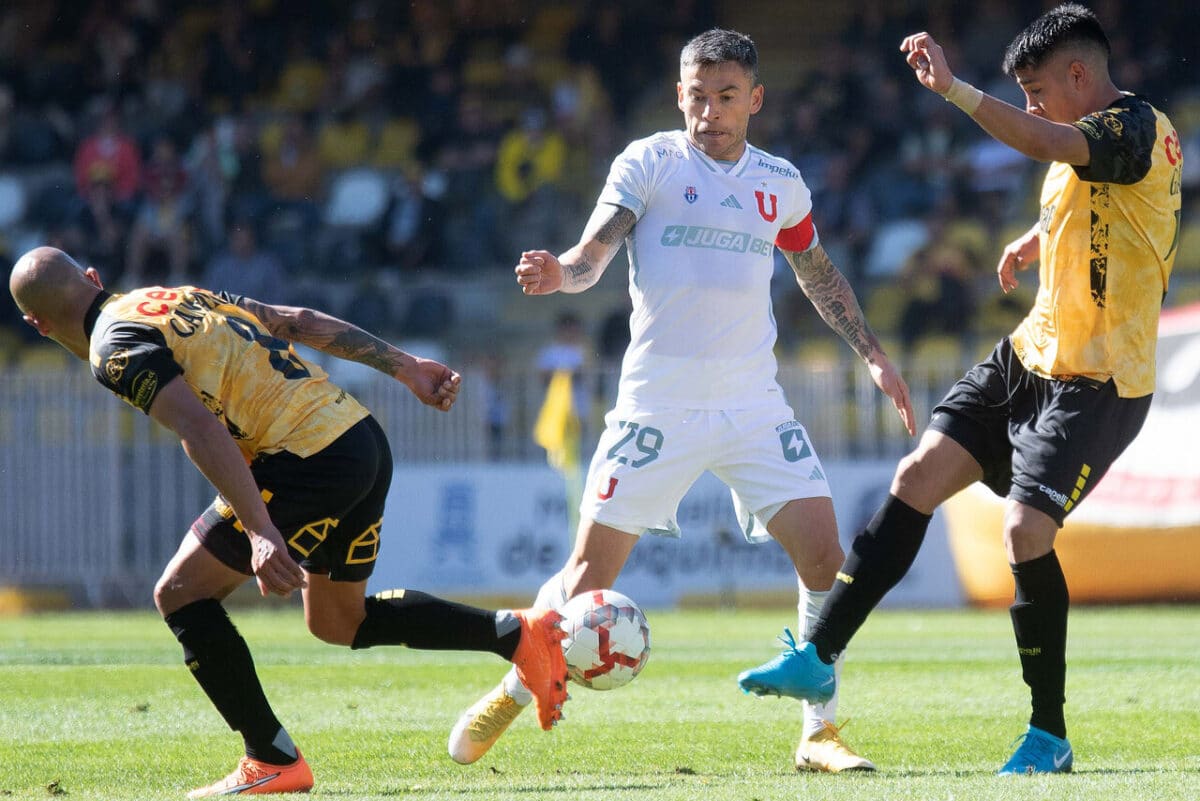 Hinchas critican a jugador de la Universidad de Chile.