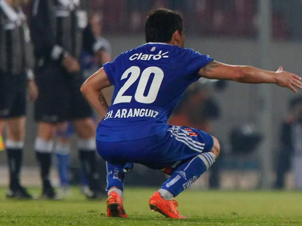 Charles Aránguiz y su camiseta numero 20.