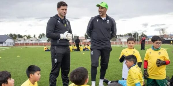 Claudio Bravo realizando clinicas deportivas.