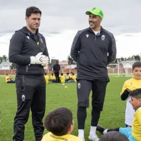 Claudio Bravo realizando clinicas deportivas.