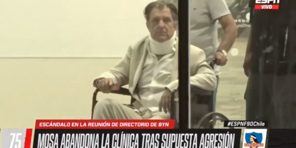 Así fue la salida de Anibal Mosa, tras su agresión en Colo Colo.